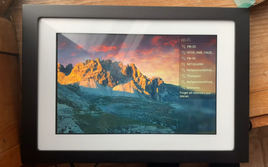 Skylight Frame display photos and works with google photos and other services.